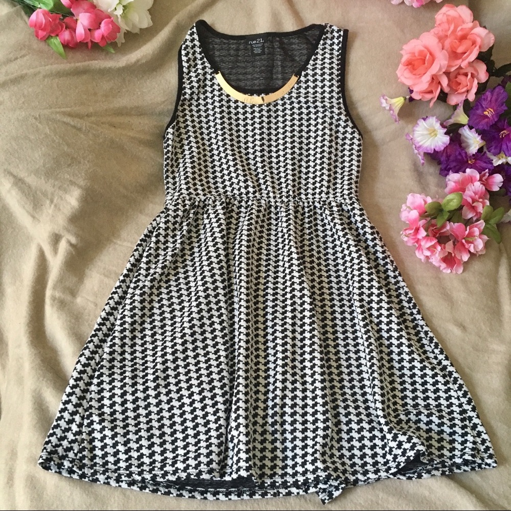 Sleeveless Houndstooth Dress with Gold Plate